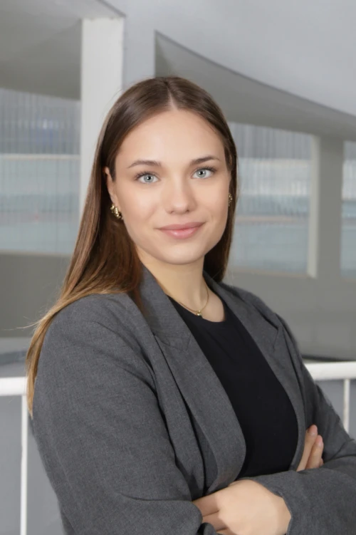 Portraitfoto von Angelina Klingler, Mitarbeiter bei der TOPOS Versicherungskontor GmbH, vor einem neutralen Hintergrund.
