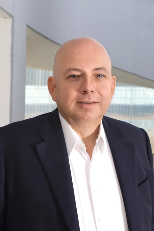 Portraitfoto von Dr. Andreas Domeyer, Geschäftsführer bei der TOPOS Versicherungskontor GmbH, vor einem neutralen Hintergrund.