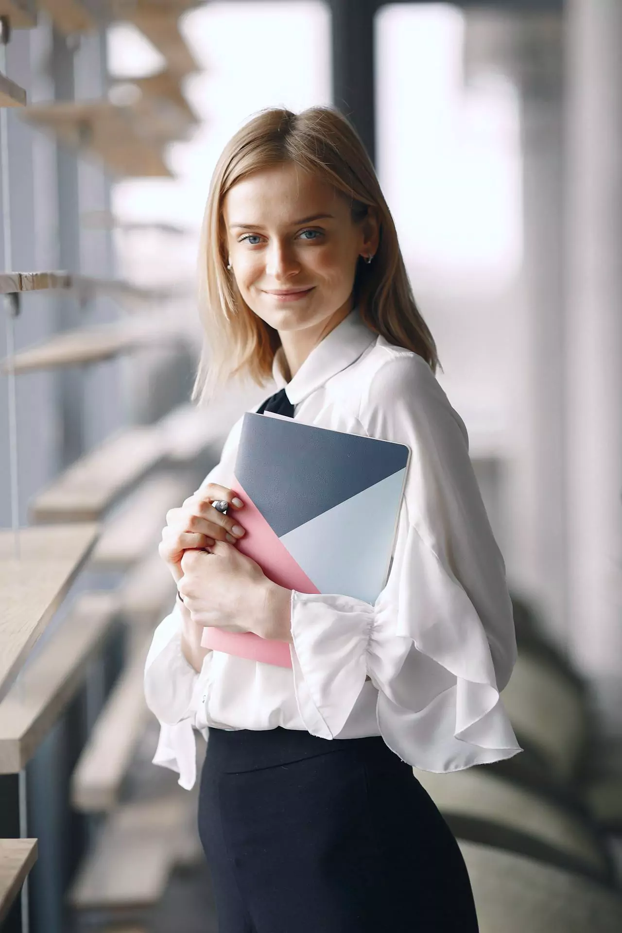 Junge Geschäftsfrau mit Schreibheft in der Hand