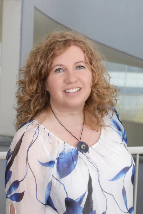 Portraitfoto von Martina Weidner, Mitarbeiter bei der TOPOS Versicherungskontor GmbH, vor einem neutralen Hintergrund.