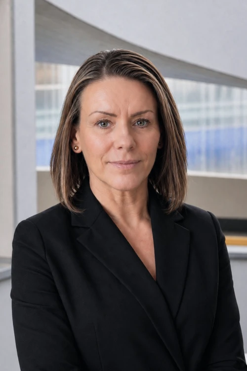 Portraitfoto von Melanie Seffert, Mitarbeiter bei der TOPOS Versicherungskontor GmbH, vor einem neutralen Hintergrund.