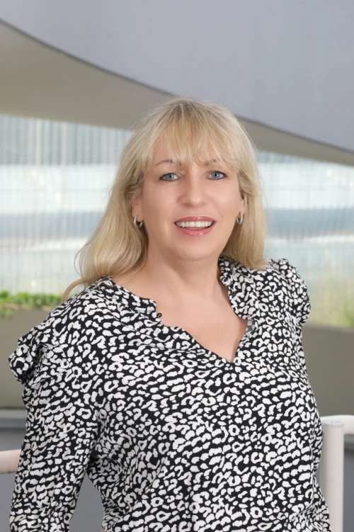 Portraitfoto von Silvia Fritz, Mitarbeiter bei der TOPOS Versicherungskontor GmbH, vor einem neutralen Hintergrund.