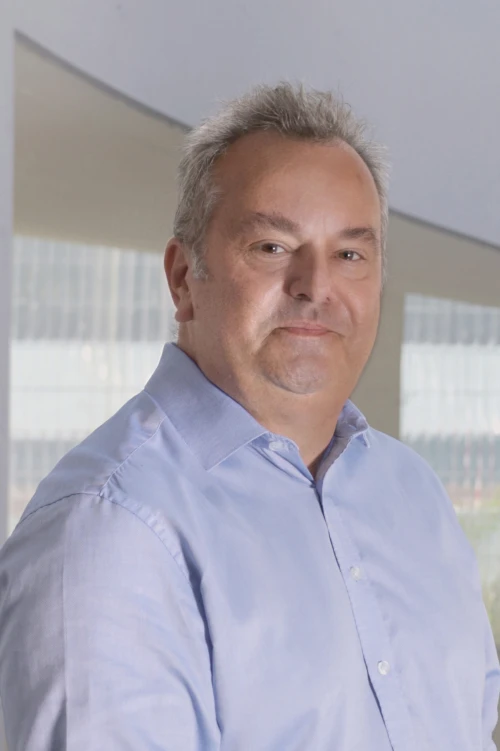 Portraitfoto von Stefan Kerber, Mitarbeiter bei der TOPOS Versicherungskontor GmbH, vor einem neutralen Hintergrund.