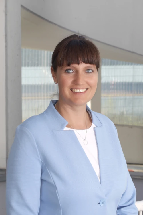 Portraitfoto von Susann Hastler-Bening, Mitarbeiter bei der TOPOS Versicherungskontor GmbH, vor einem neutralen Hintergrund.