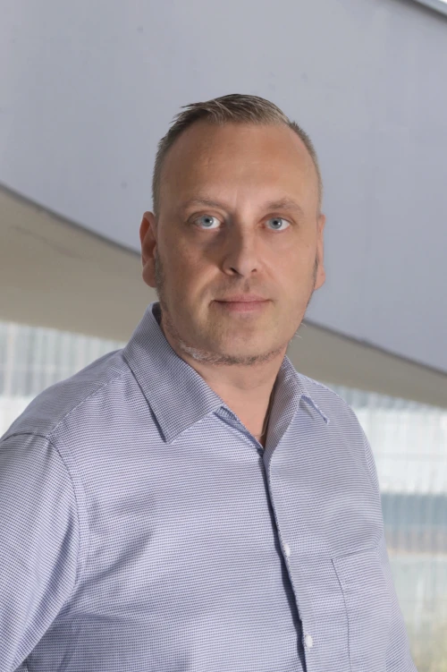 Portraitfoto von Sven Steinführer, Mitarbeiter bei der TOPOS Versicherungskontor GmbH, vor einem neutralen Hintergrund.