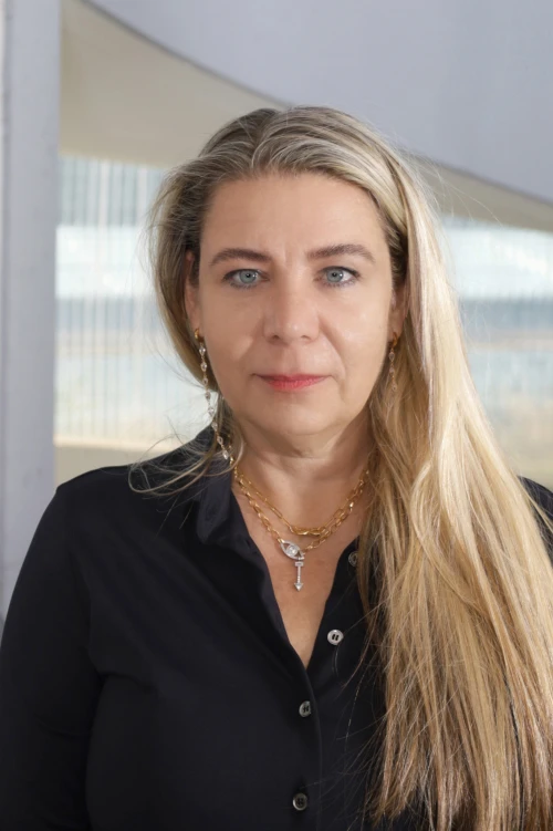 Portraitfoto von Yvonne Domeyer, Geschäftsführerin bei der TOPOS Versicherungskontor GmbH, vor einem neutralen Hintergrund.